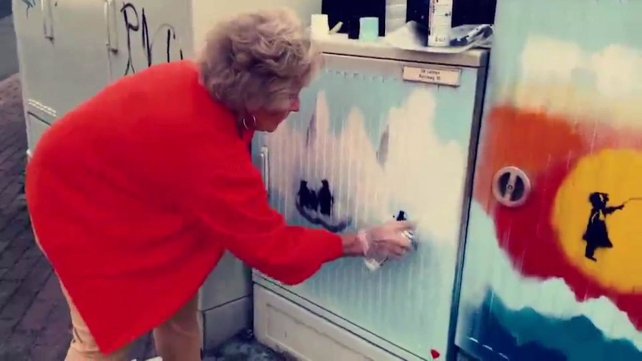 CNNE 1131673 - abuela "grafitera" de 85 anos causa furor en alemania