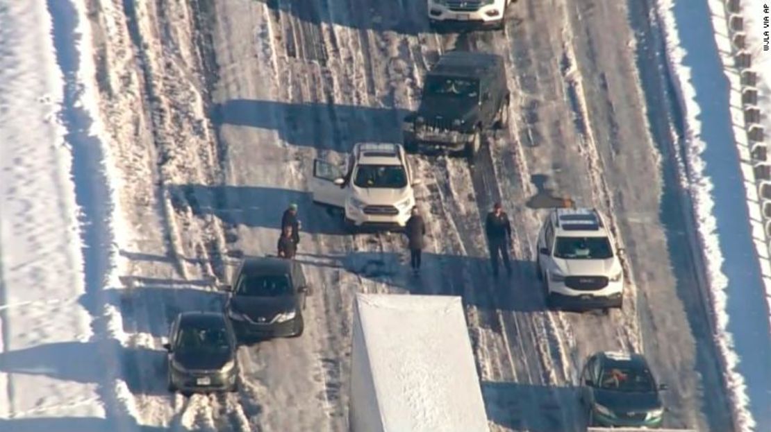 Conductores varados por la tormenta invernal cerca de Fredericksburg, Virginia, el martes por la mañana.