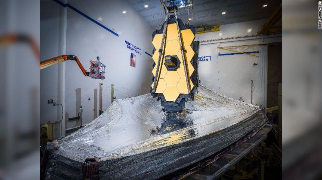 Así es como se ve el parasol del telescopio Webb una vez que está completamente desplegado. Los equipos probaron este difícil proceso en la Tierra un año antes de su lanzamiento.