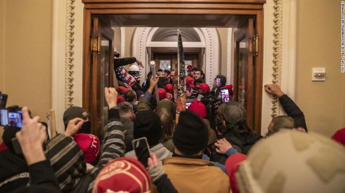 Agitadores dentro del Capitolio después de romper barricadas el 6 de enero de 2021.