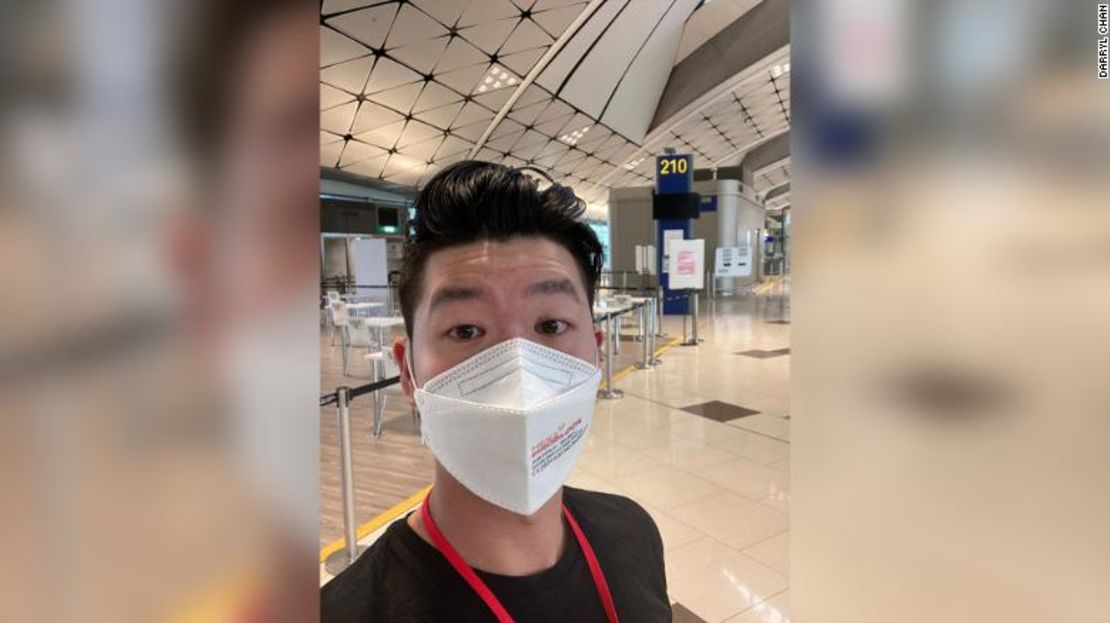 El viajero Darryl Chan espera los resultados de su prueba de coronavirus en el aeropuerto de Hong Kong el 19 de diciembre de 2021.