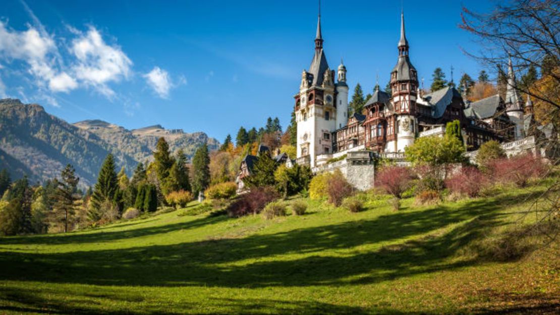 Una vista del castillo de Peleș en Sinaia, Rumania. Esta nación de Europa del Este bajó el lunes al Nivel 3.Crédito: Victor Moussa/Adobe Stock