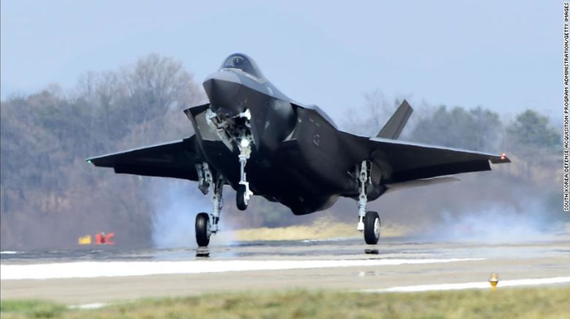 Un avión de combate F-35A de fabricación estadounidense aterriza en la base aérea de Chungju, Corea del Sur, el 29 de marzo de 2019.