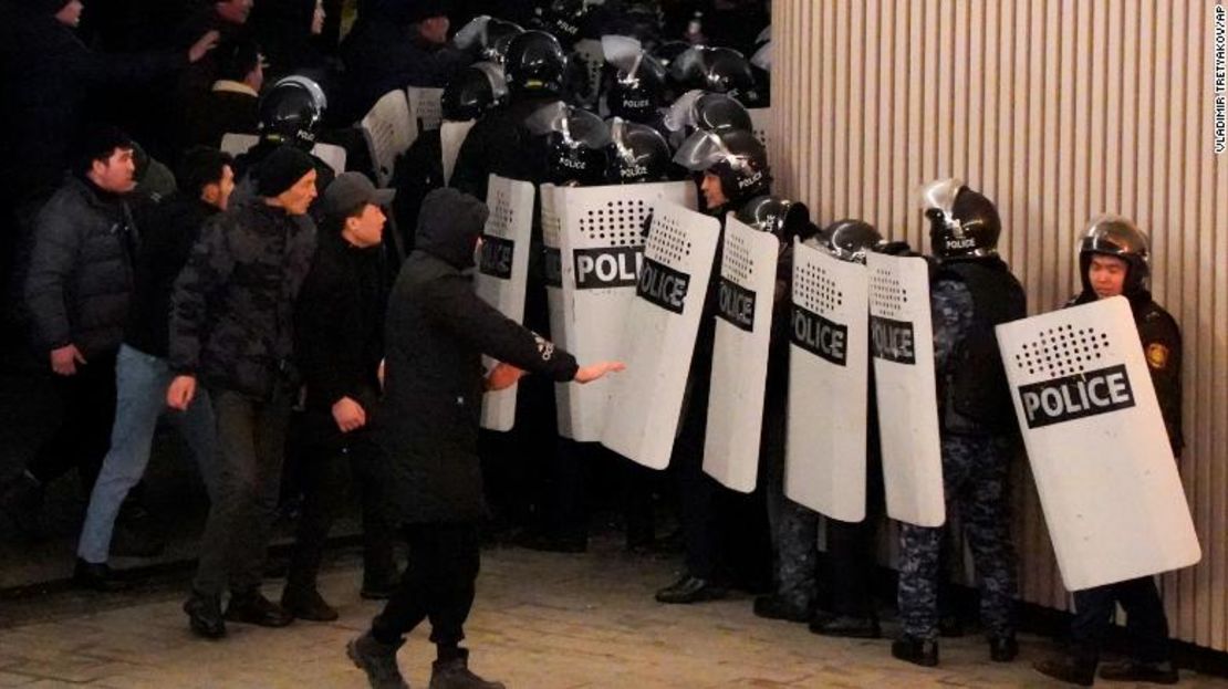Manifestantes y policías antidisturbios en Almaty el miércoles.