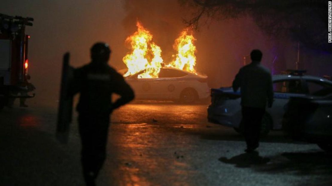 Los manifestantes prendieron fuego patrullas durante las protestas.