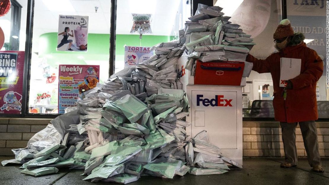 Las pruebas de covid-19 en casa de los estudiantes de las Escuelas Públicas de Chicago se acumulan el martes en un buzón de FedEx.