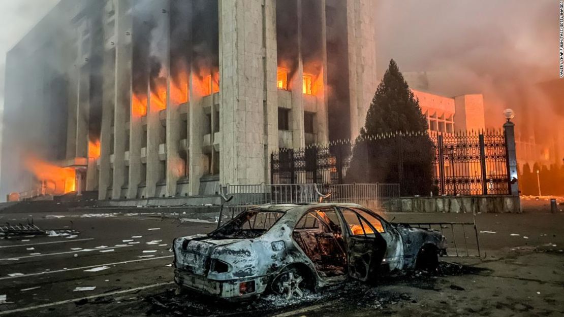 Un coche quemado se ve junto a la oficina del alcalde en llamas en Almaty, Kazajistán, el 5 de enero.