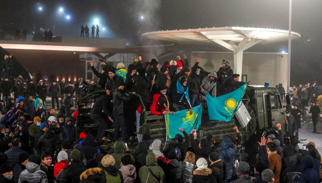 Manifestantes participan en una concentración por la subida de los precios de la energía en Almaty el 5 de enero de 2022.