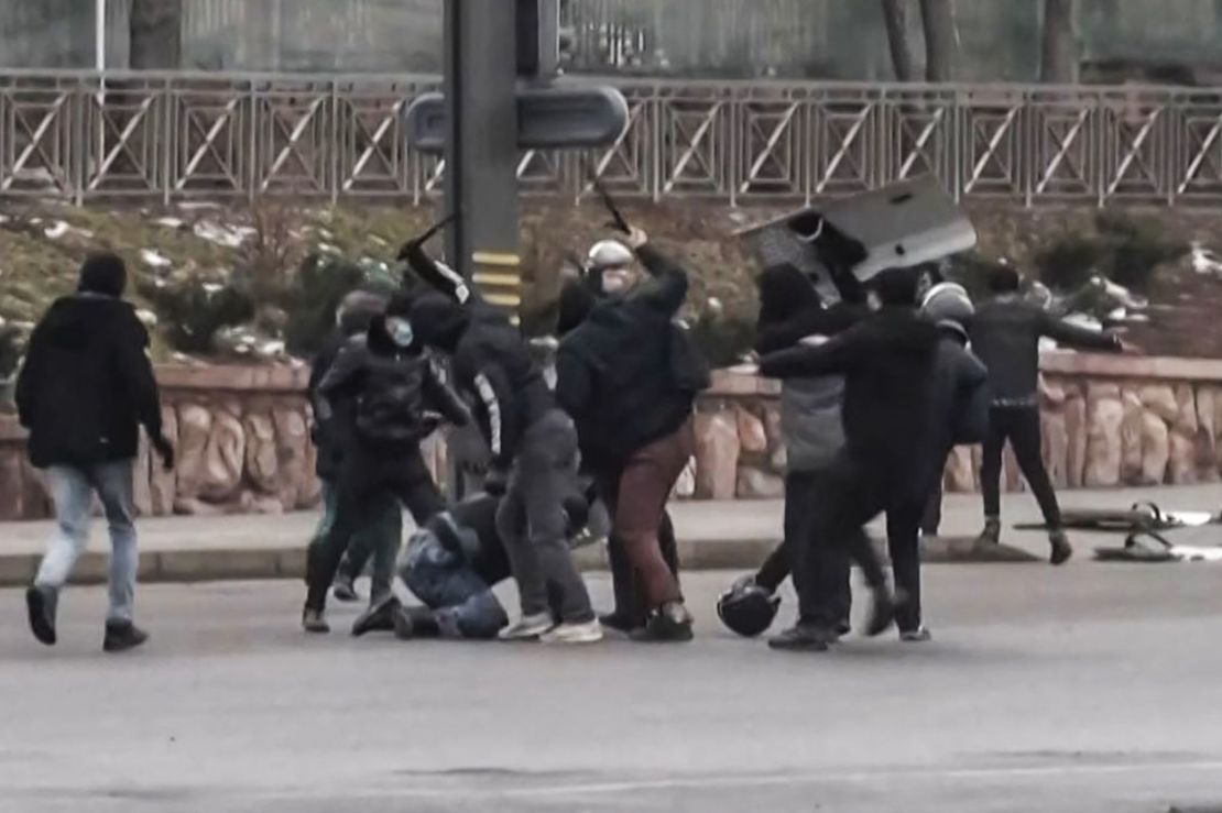 Una captura de video muestra a los manifestantes enfrentándose a las fuerzas de seguridad de Kazajstán durante una manifestación en Almaty.