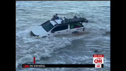 CNNE 1133284 - marea peligrosa en queensland arrasa con un automovil