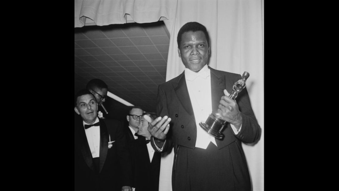 Poitier fue el primer estadounidense negro en ganar el premio Oscar a mejor actor, en 1964, por su papel en "Lilies of The Field".
