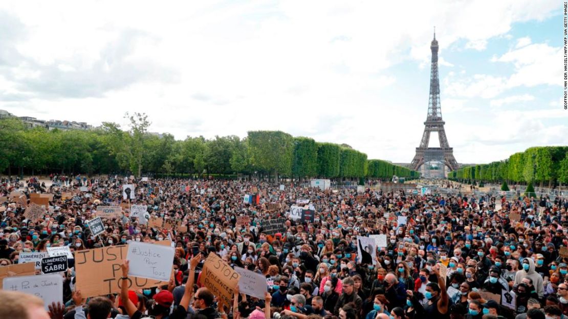 Un manifestante sostiene una pancarta en el Campo de Marte, en París, el 6 de junio de 2020, como parte de las protestas de Black Lives Matter en la ciudad.