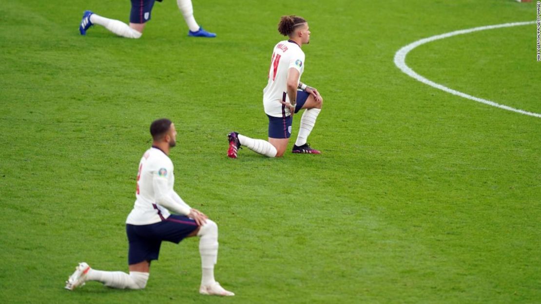 La selección inglesa de fútbol se arrodilla antes de los partidos para denunciar el racismo, un ejemplo de una actividad woke.