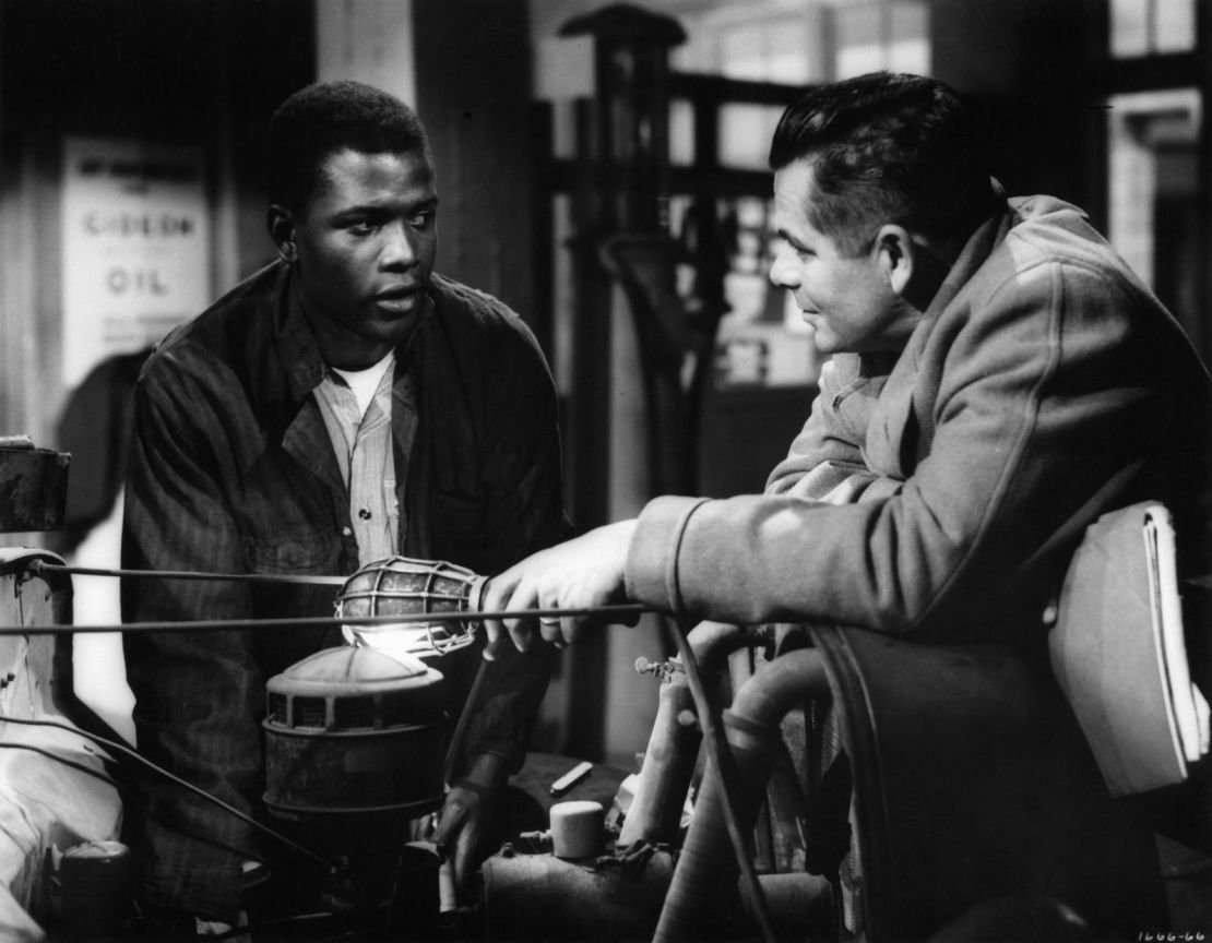 Poitier aparece con Glenn Ford en una escena de la película "Blackboard Jungle" en 1955. Fue el papel más importante de Poitier, cinco años después de su debut cinematográfico en "No Way Out". Poitier nació en Miami en 1927, pero pasó gran parte de su infancia en las Bahamas. Su marcado acento bahameño y su limitada capacidad de lectura le costaron en su día un puesto de actor en el American Negro Theater de Harlem, pero trabajó su acento imitando a locutores de radio y mejoró su capacidad de lectura estudiando los periódicos. Crédito: Metro-Goldwyn-Mayer/Moviepix/Getty Images