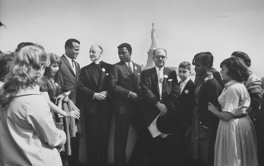 Poitier, en el centro, asiste a una manifestación por los derechos civiles cerca de la Estatua de la Libertad en 1960. El cantante y actor Harry Belafonte está en el extremo izquierdo. Crédito: Al Fenn/The LIFE Picture Collection/Getty Images