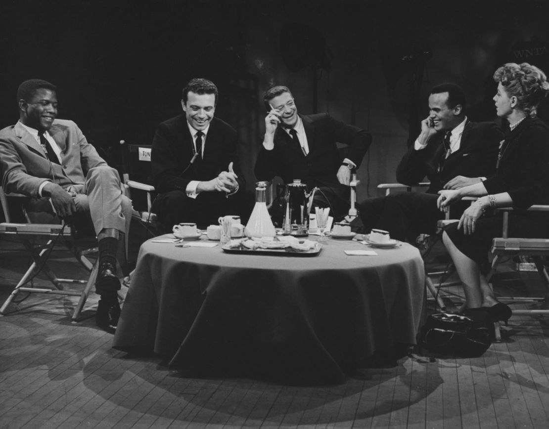 Poitier aparece en el programa de entrevistas "Open End" con el actor Tony Franciosa, el presentador David Susskind, el cantante y actor Harry Belafonte y la actriz Shelley Winters. Crédito: Archive Photos/Getty Images