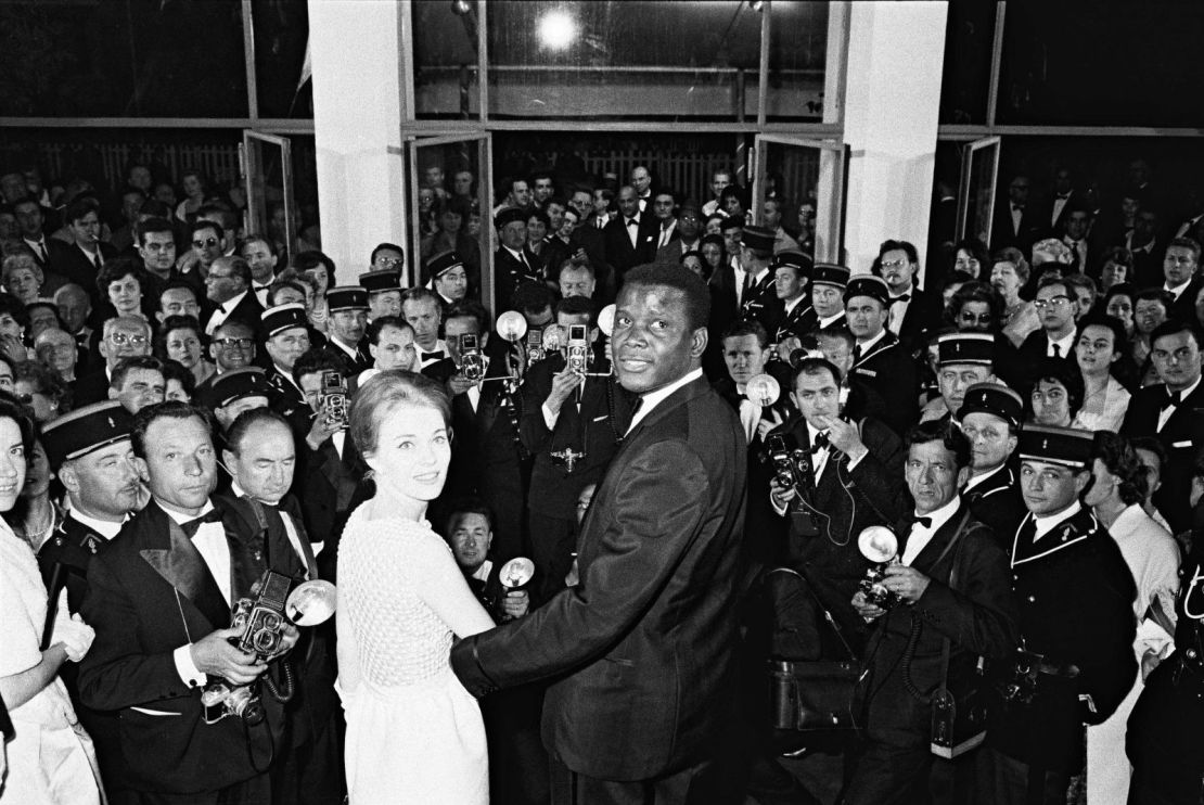 Poitier asiste al Festival de Cine de Cannes en Francia en 1961. Protagonizó la versión teatral de "A Raisin in the Sun", que ganó el premio Gary Cooper en el festival. Crédito: DALMAS/SIPA/AP