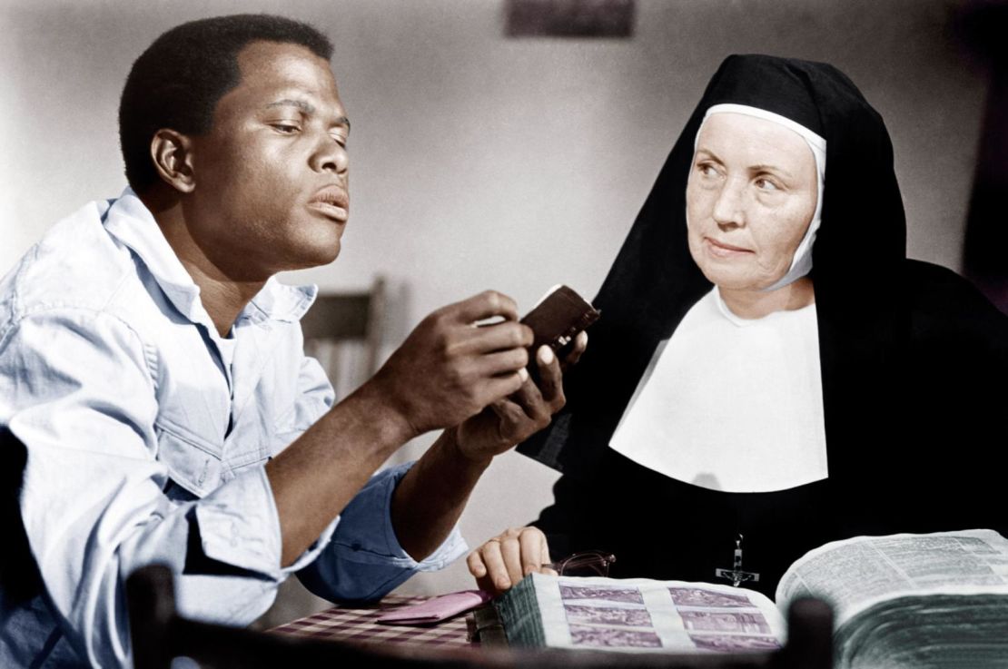 Poitier aparece con Lilia Skala en la película de 1963 "Lilies of the Field".