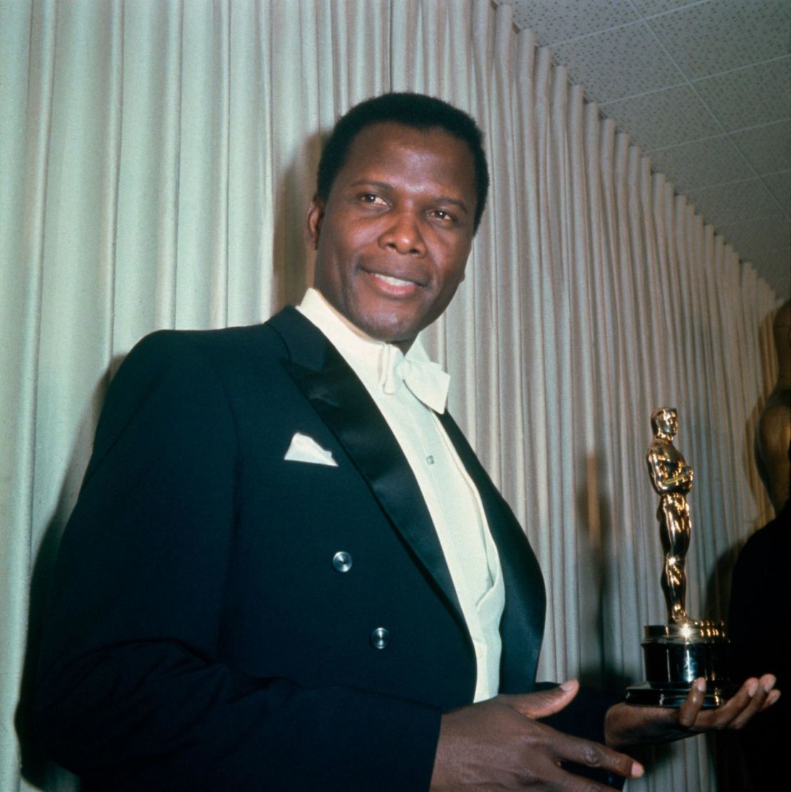 Poitier sostiene su Oscar al mejor actor tras ganar por "Lilies of the Field". Era la primera vez que un hombre negro ganaba el premio al mejor actor. Crédito: Archive Photos/Getty Images