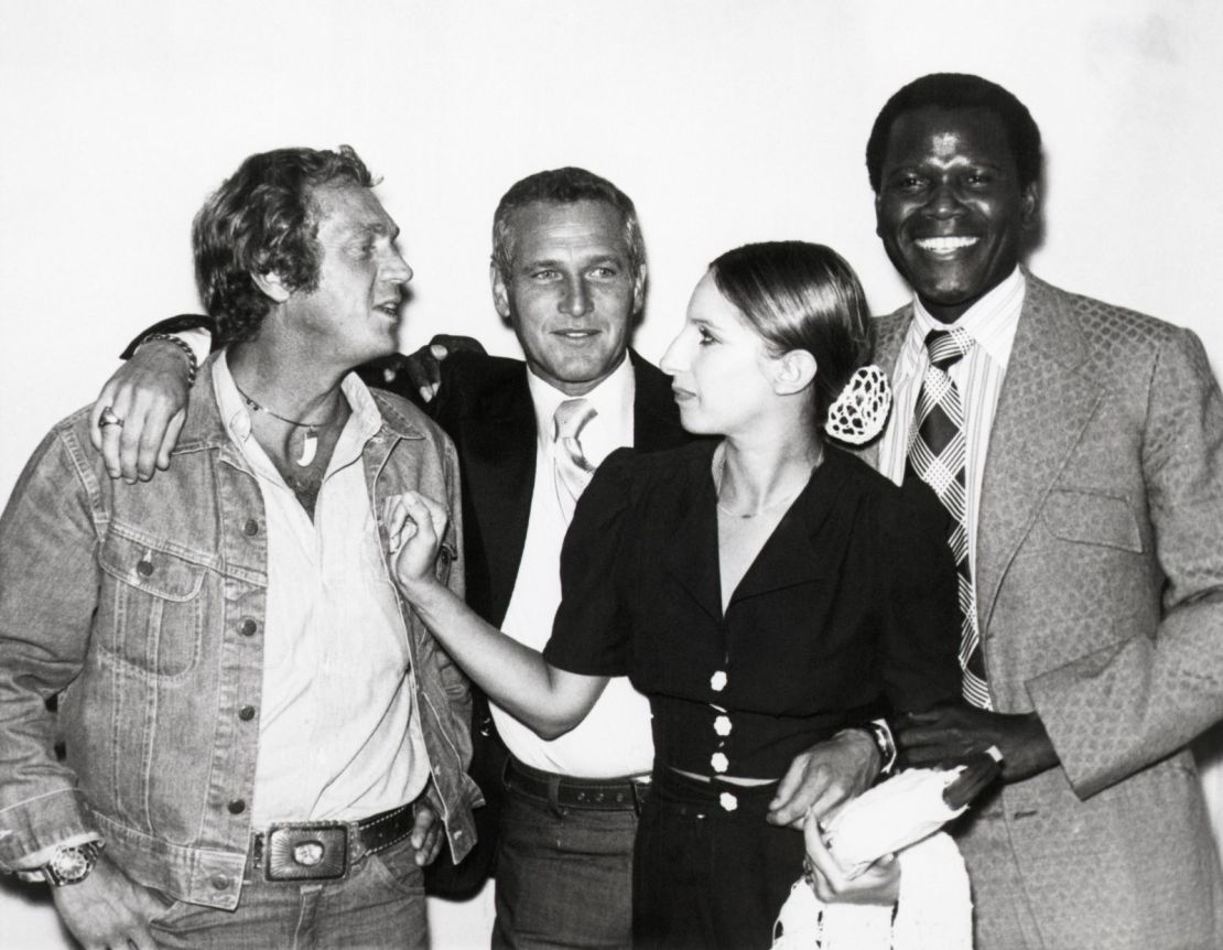 De izquierda a derecha, los actores Steve McQueen, Paul Newman, Barbra Streisand y Poitier se reúnen en su productora cinematográfica First Artists en 1972. Crédito: Bettmann Archive/Getty Images