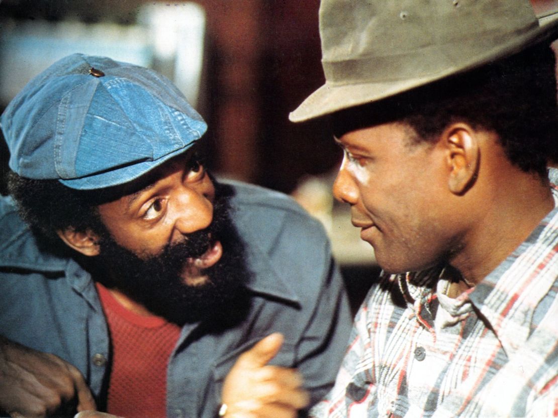 Bill Cosby habla con Poitier durante una escena de la película "Uptown Saturday Night" en 1974. Crédito: Warner Brothers/Getty Images