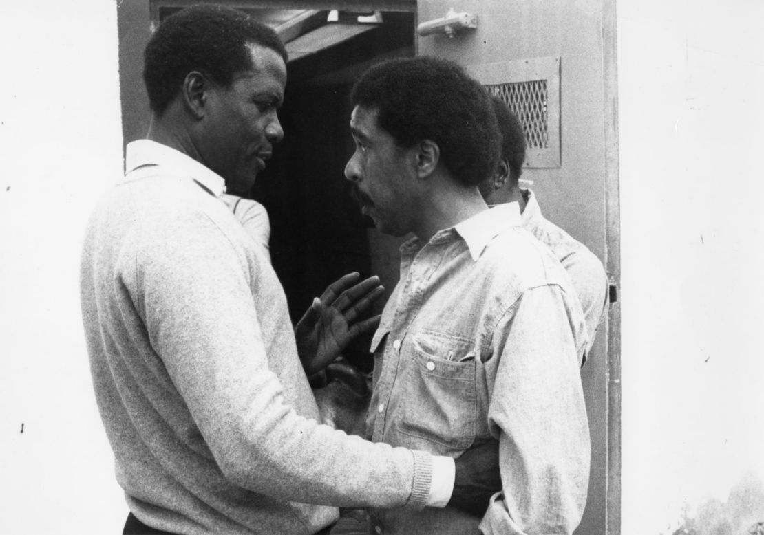 Poitier explica una escena al actor Richard Pryor mientras dirige la comedia de 1980 "Stir Crazy". Crédito: Michael Ochs Archives/Moviepix/Getty Images