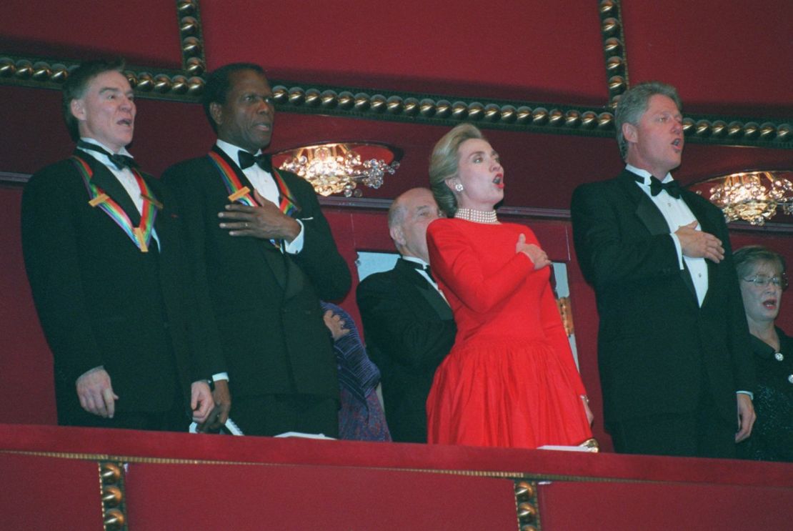 Poitier cerca del presidente Bill Clinton y de la primera dama Hillary Clinton en los Kennedy Center Honors de 1995. A la izquierda, el bailarín de ballet Jacques d'Amboise, que también fue homenajeado ese año. Crédito: Wilfredo Lee/AP