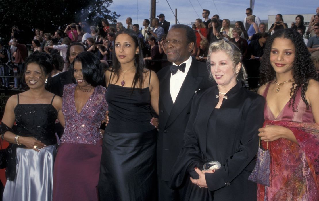 Poitier está acompañado por su mujer, Joanna, y varias de sus hijas en los Screen Actors Guild Awards de 2000. Crédito: Ron Galella Collection/Getty Images