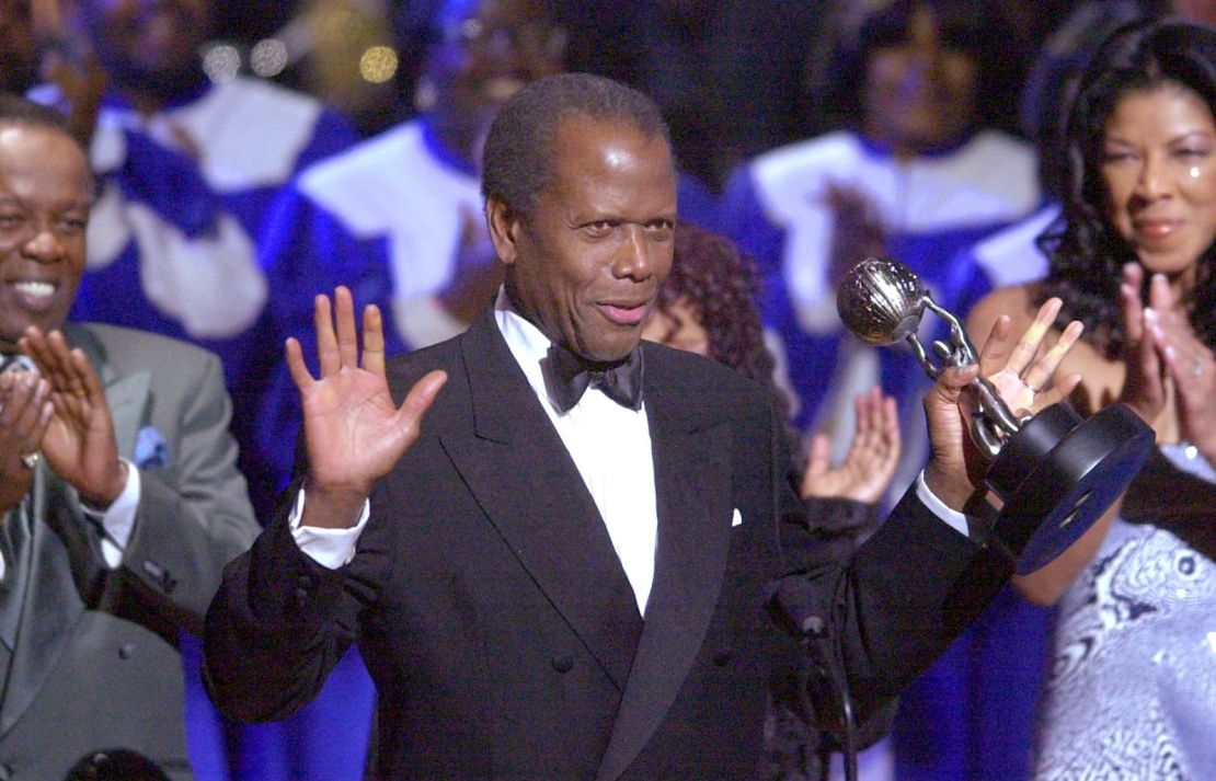 Poitier recibe un homenaje del Salón de la Fama en los premios NAACP Image en 2001. Crédito:Lucy Nicholson/AFP/Getty Images