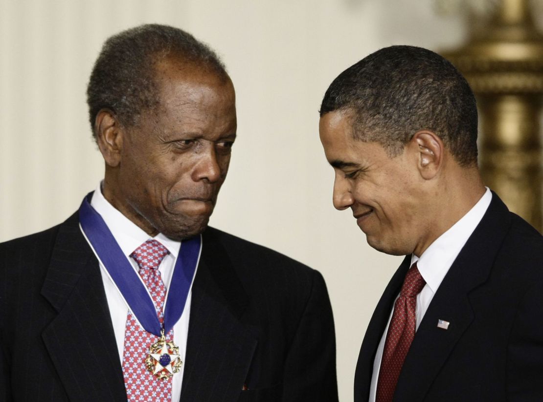 El presidente Barack Obama habla con Poitier tras entregarle la Medalla Presidencial de la Libertad en 2009. "Se ha dicho que Sidney Poitier no hace películas, hace hitos: hitos de excelencia artística; hitos del progreso de Estados Unidos", dijo Obama durante la ceremonia. En la pantalla y detrás de la cámara, en películas como "The Defiant Ones” “Guess Who's Coming to Dinner”, “Uptown Saturday Night”, “Lilies of the Field", por la que se convirtió en el primer hombre negro en ganar un Oscar al mejor actor, Poitier no solo entretenía, sino que iluminaba, cambiando actitudes, ensanchando corazones, revelando el poder de la gran pantalla para acercarnos". Crédito: J. Scott Applewhite/AP