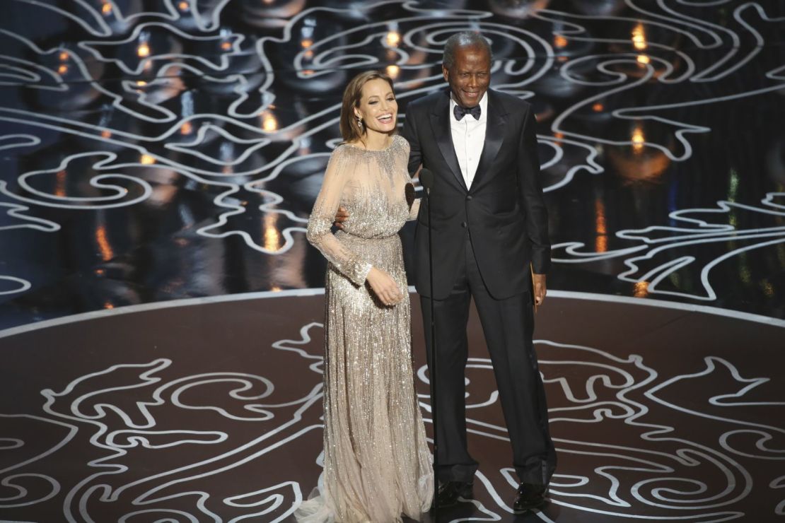 Poitier y la actriz Angelina Jolie presentan juntos un Oscar en 2014. Crédito: Adam Taylor/Walt Disney Television/Getty Images