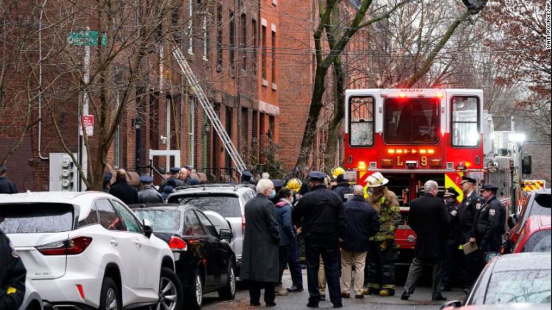 Los bomberos de Filadelfia trabajan en la escena de un incendio mortal de una casa adosada el miércoles en el barrio de Fairmount.