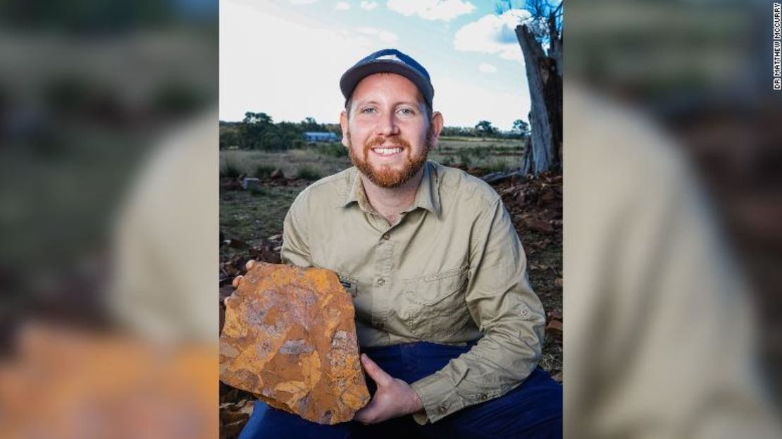 El paleontólogo Matthew McCurry (arriba), del Instituto de Investigación del Museo Australiano, y sus colegas visitaron el sitio de fósiles siete veces.