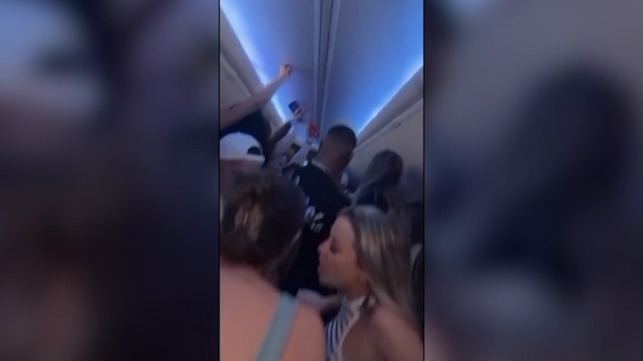 CNNE 1134024 - ¿que pasara con los canadienses de la fiesta en un avion rumbo a cancun?