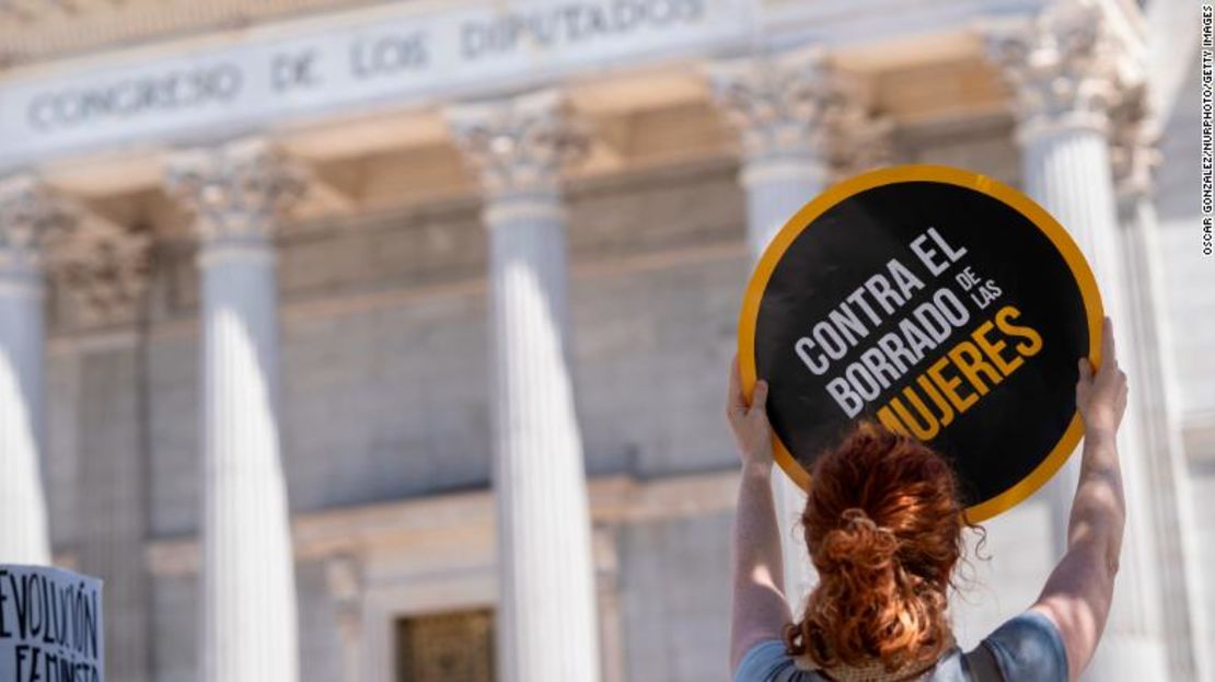 Una mujer participa en una protesta contra la violencia machista y por los derechos de la mujer, frente al Congreso de los Diputados en Madrid, España, el 18 de mayo de 2021.