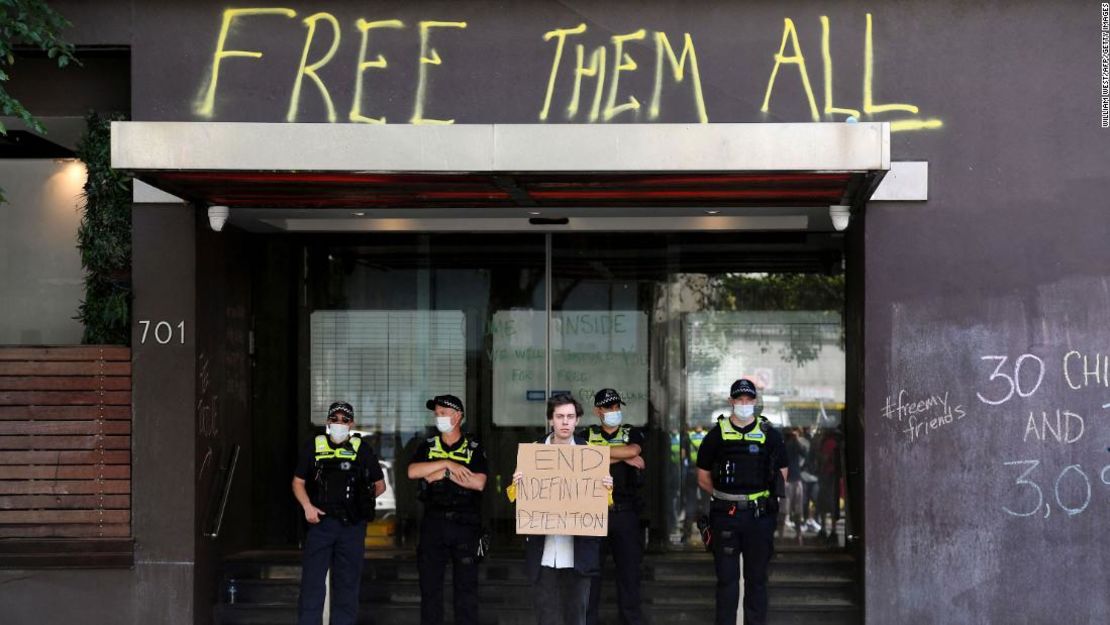 La policía hace guardia en el centro de detención del gobierno.