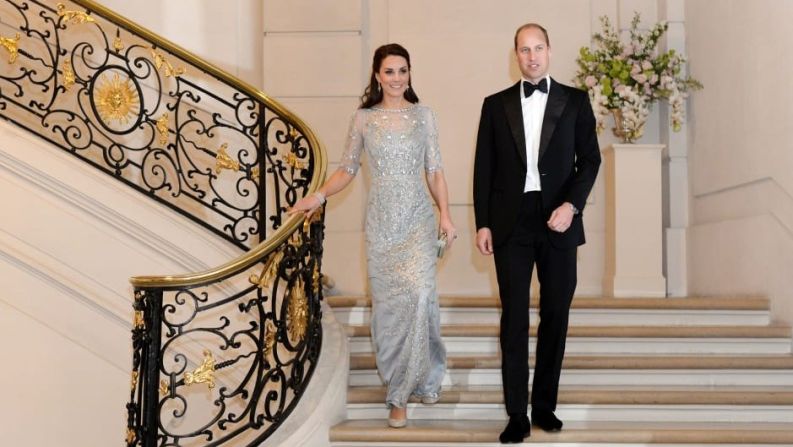 La duquesa de Cambridge a menudo recurre a la diseñadora británica Jenny Packham para su ropa de noche. Para una cena en la embajada británica en París en 2017, llegó con un vestido de Jenny Packham lleno de joyas.