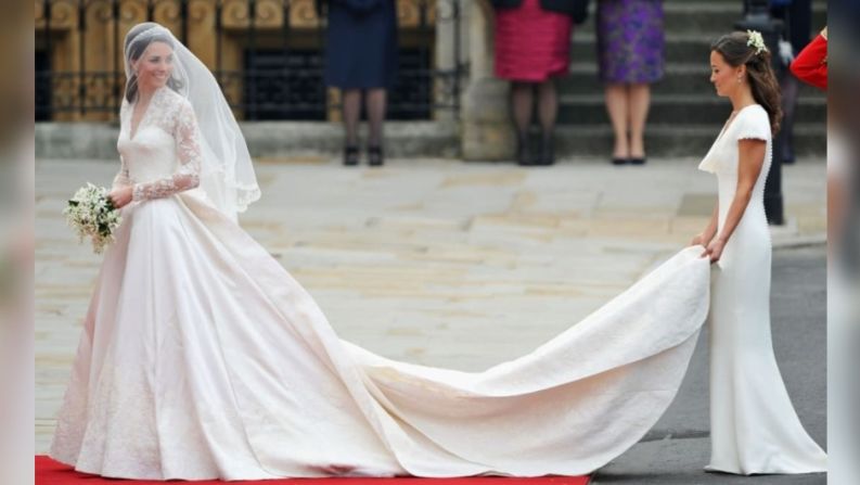 En su boda con el príncipe William, duque de Cambridge, optó por un vestido intrincado diseñado por Sarah Burton para Alexander McQueen. El encaje era tan delicado que las costureras tenían que lavarse las manos cada treinta minutos para mantener las hebras impecables.