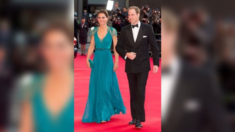 Jenny Packham es responsable de muchos de los looks de la alfombra roja de la realeza, incluido este conjunto turquesa que lució la duquesa en el evento de gala del Equipo Olímpico Británico en 2012.