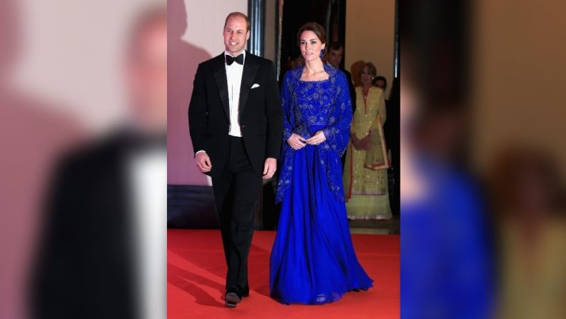 Y nuevamente en 2016, la duquesa se puso un vestido azul zafiro adornado de Jenny Packham para una gala benéfica celebrada en el Taj Mahal.