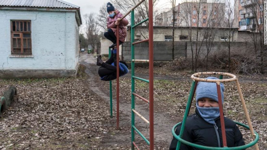 Alumnos de la escuela número 5 juegan en el patio mientras esperan el autobús después de las clases el 8 de diciembre de 2021 en Krasnohorivka, Ucrania.