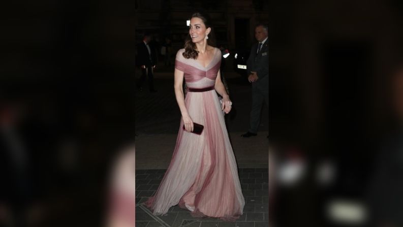 La duquesa a veces puede ser vista en diseños de casas de moda europeas con historia, como este vestido de Gucci en tonos ruborizados que eligió para una cena de gala de 2019 en Londres.