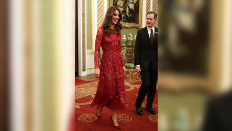 En una recepción en el Palacio de Buckingham en 2020, la duquesa llegó con un reluciente vestido de lentejuelas Needle & Thread.