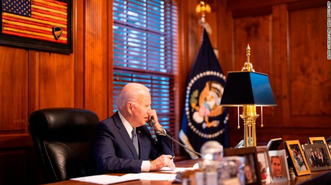 En esta imagen proporcionada por la Casa Blanca, el presidente Joe Biden habla por teléfono con el presidente ruso Vladimir Putin desde su residencia privada en Wilmington, Delaware, el jueves 30 de diciembre de 2021.