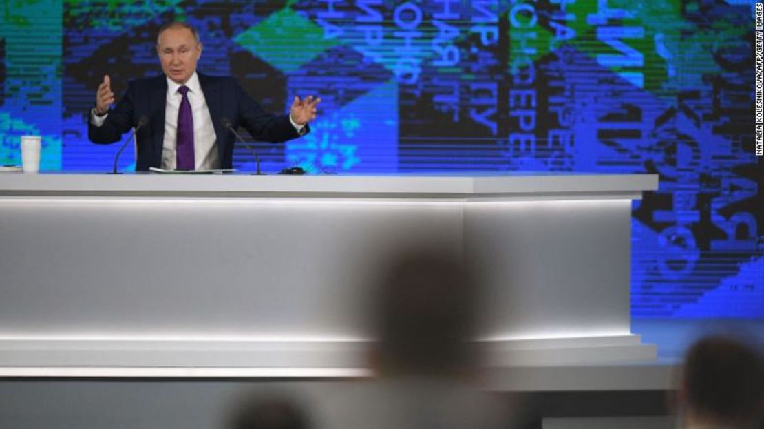 El presidente de Rusia, Vladimir Putin, ofrece su conferencia de prensa anual en la sala de exposiciones Manezh, en el centro de Moscú, el 23 de diciembre de 2021.