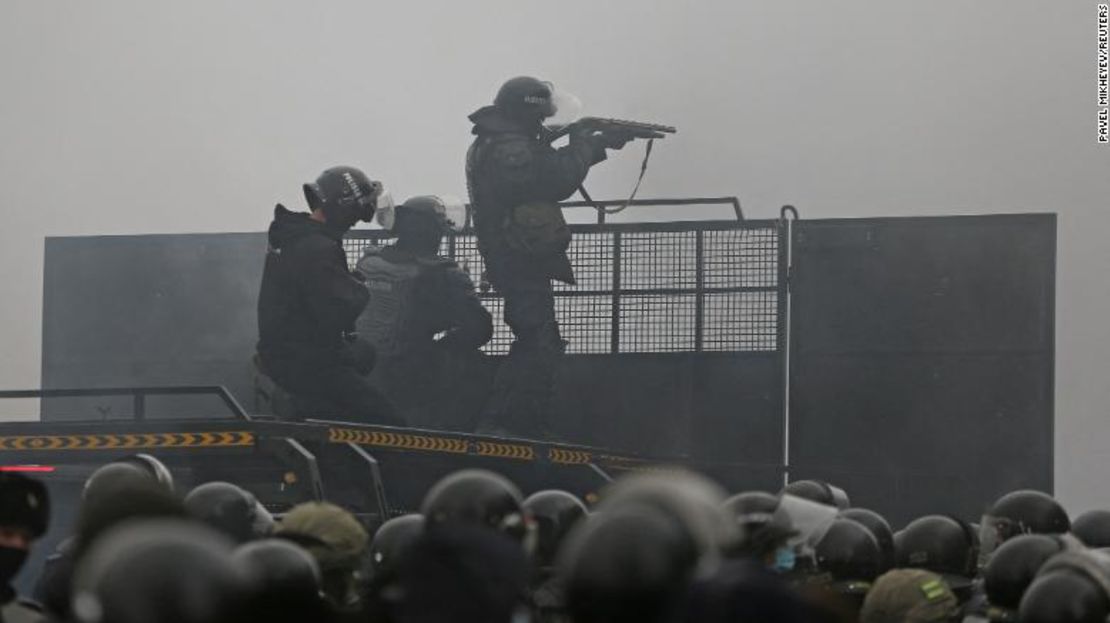 Los agentes de la ley kazajos son vistos en una barricada durante una protesta provocada por el aumento del precio del combustible en Almaty el 5 de enero.