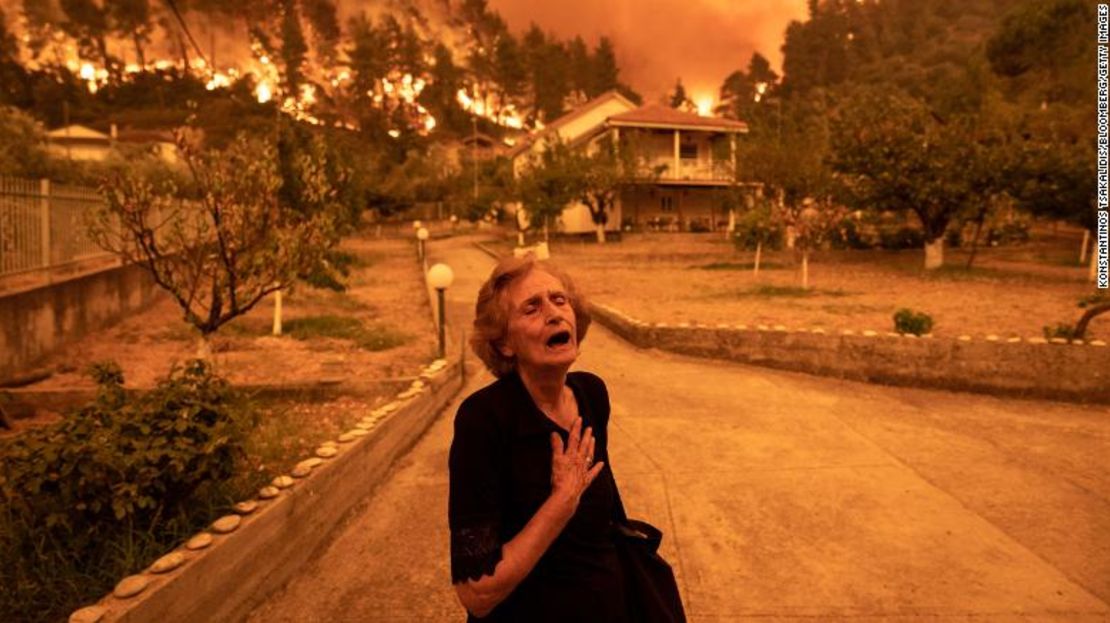 Una anciana se ve obligada a abandonar su casa mientras un incendio forestal arrasa la isla de Eubea, Grecia, en agosto.