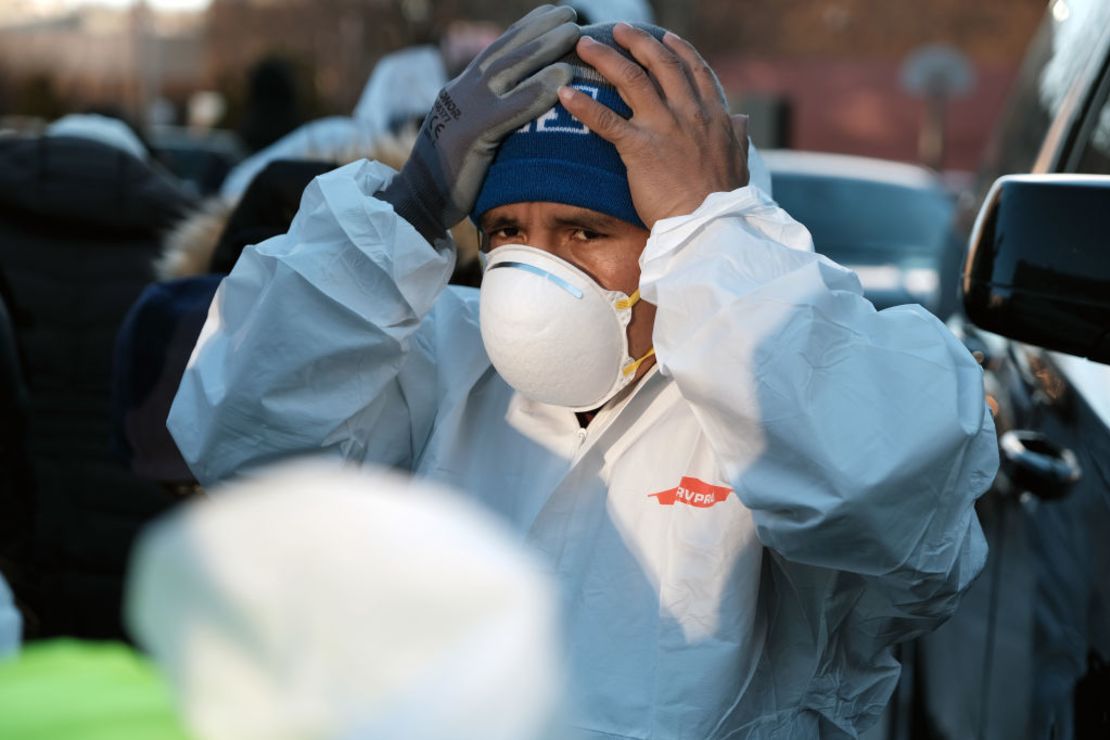 Trabajadores de limpieza y de recuperación llegan al edificio en el Bronx un día después del mortal incendio.