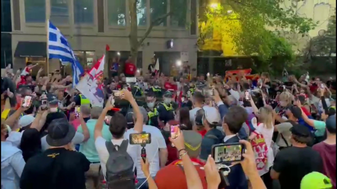 CNNE 1134941 - gas pimienta y protestas- la salida de djokovic del hotel