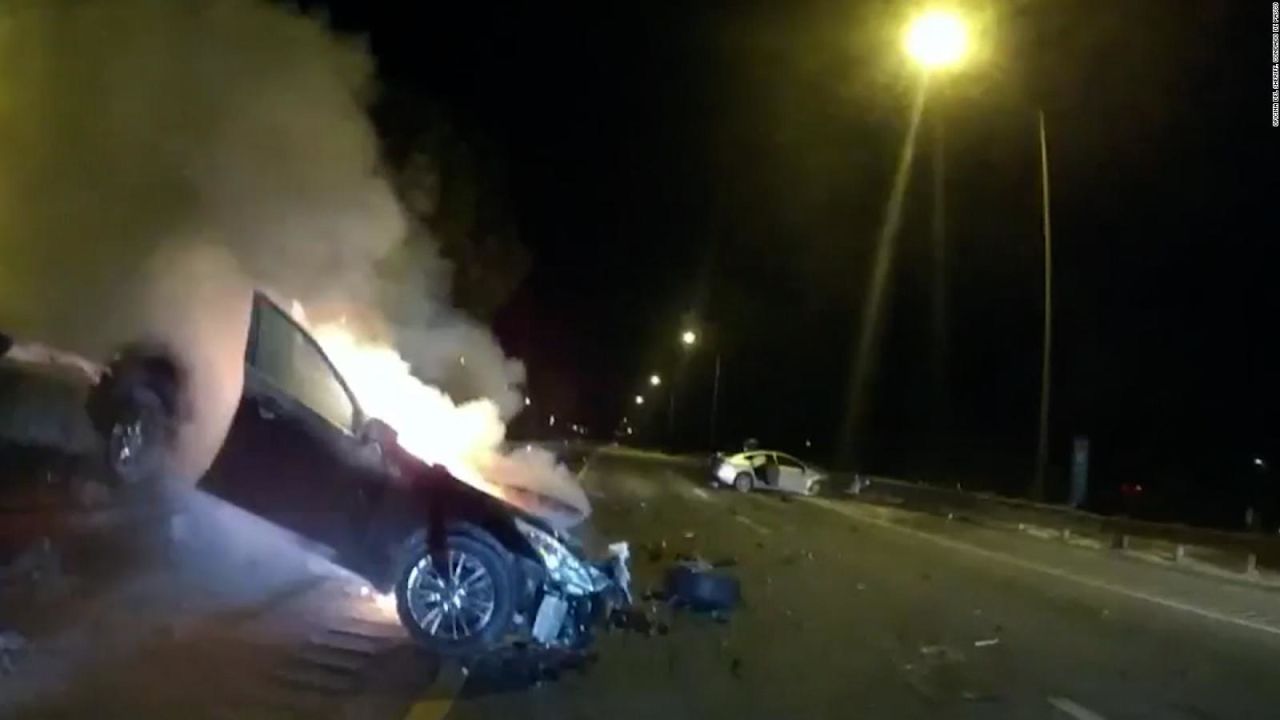 CNNE 1135171 - policias rescatan a mujer de auto en llamas en florida